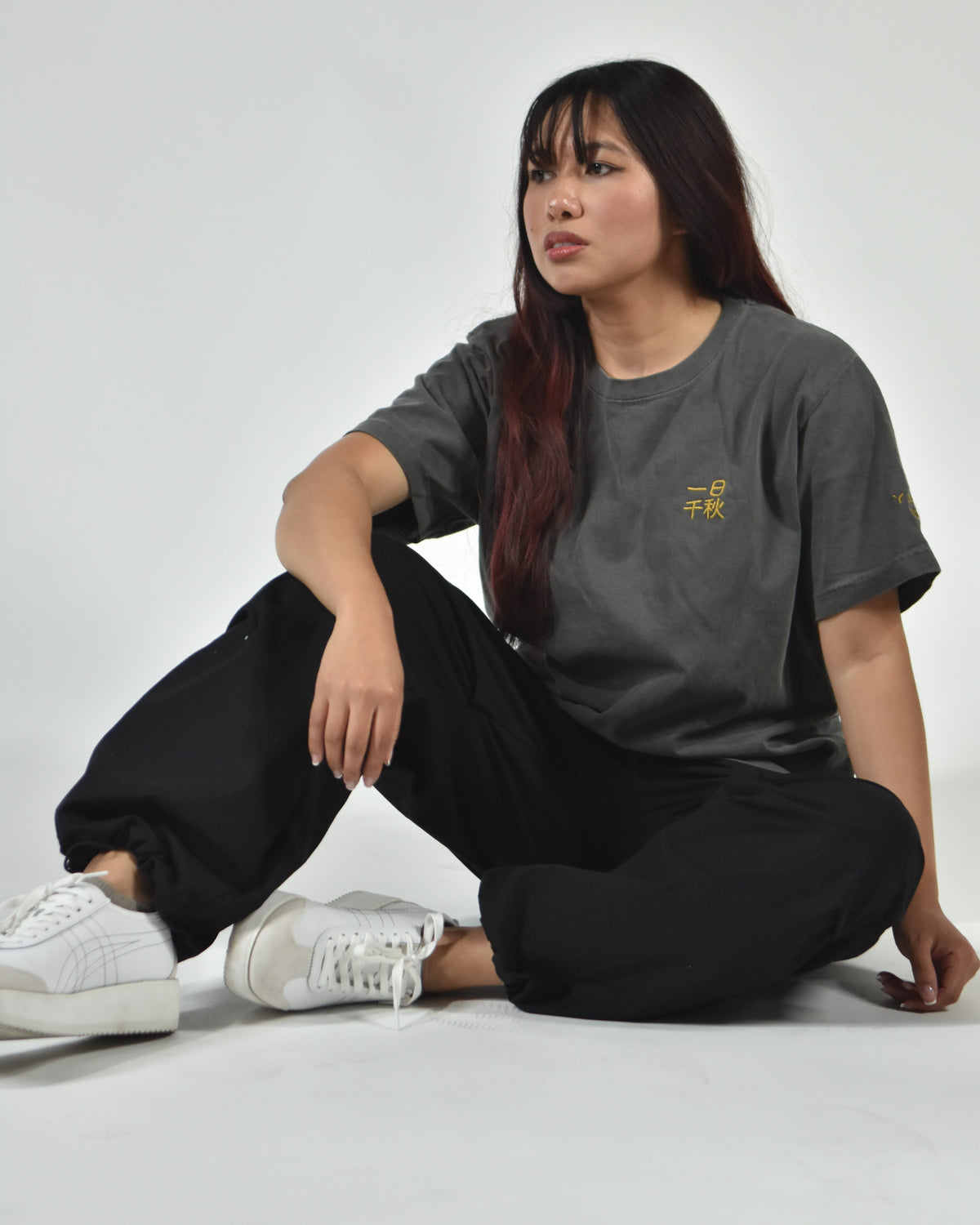 一日千秋 a day like a thousand autumns shirt in washed charcoal, worn by a model