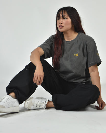 一日千秋 a day like a thousand autumns shirt in washed charcoal, worn by a model