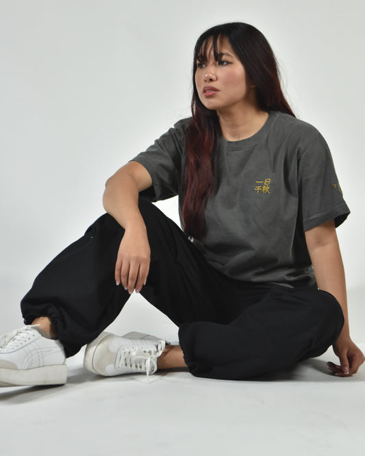 一日千秋 a day like a thousand autumns shirt in washed charcoal, worn by a model