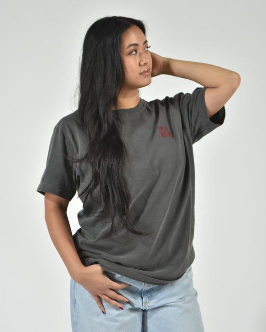 完全燃焼 burn bright shirt in washed charcoal, worn by a model